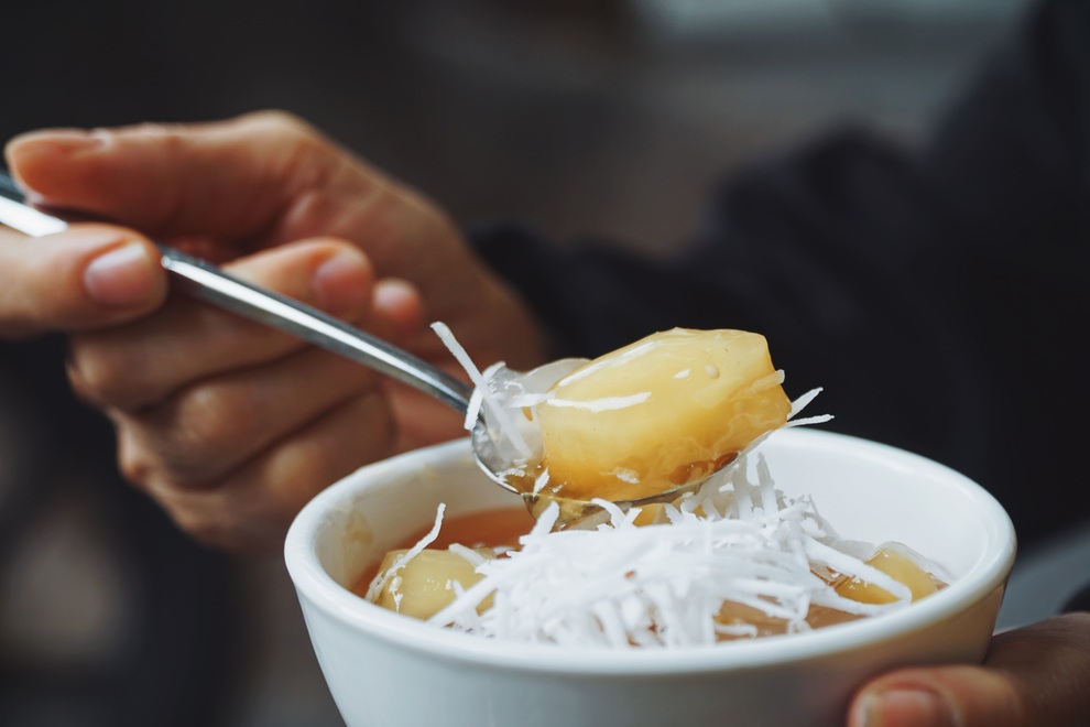 Trổ tài làm chè sắn nóng hổi, món ngon đặc trưng nên thử vào mùa đông - 2 Trổ tài làm chè sắn nóng hổi, món ngon đặc trưng nên thử vào mùa đông - 2