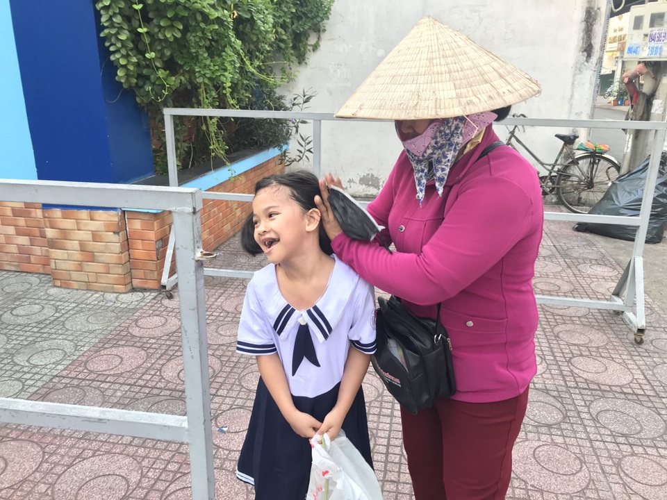 Người bán vé số cắt giảm chi tiêu, vay mượn tiền cho con đi học - 1 Người bán vé số cắt giảm chi tiêu, vay mượn tiền cho con đi học - 1