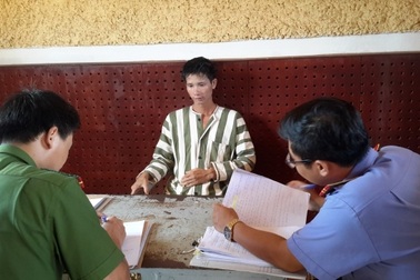 Khởi tố đối tượng chém chết bạn, đâm vợ trọng thương trước khi tự sát