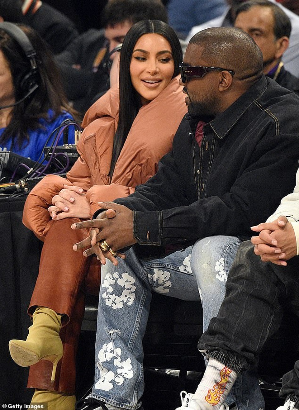 Kim Kardashian và chồng tình tứ đi xem bóng rổ - 3