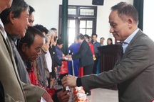 Trưởng Ban Đối ngoại Trung ương trao quà Tết đến người lao động tại Huế