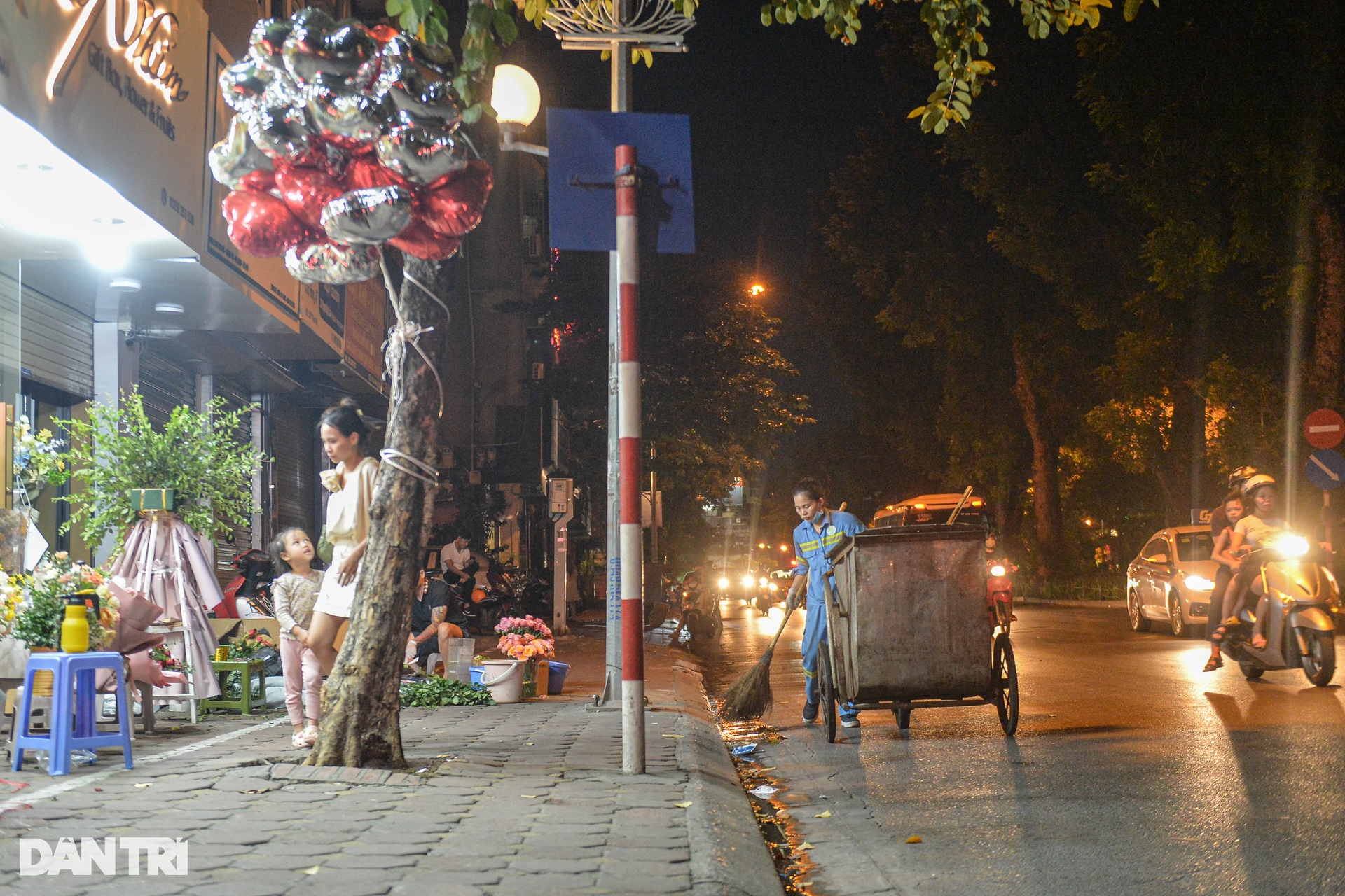 Những phụ nữ oằn mình kéo xe hàng mưu sinh ngày 20/10 - 8 Những phụ nữ oằn mình kéo xe hàng mưu sinh ngày 20/10 - 8