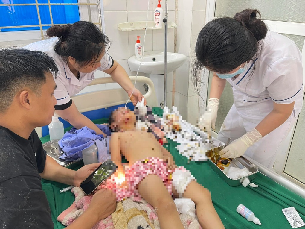 Bệnh viện cấp cứu nạn nhân vụ lũ quét ở Lào Cai ngập trong bùn - 4 Bệnh viện cấp cứu nạn nhân vụ lũ quét ở Lào Cai ngập trong bùn - 4