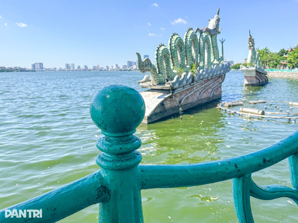 Hà Nội lắp đặt lại các quả cầu gang trên lan can quanh hồ Tây bị mất trộm - 2 Hà Nội lắp đặt lại các quả cầu gang trên lan can quanh hồ Tây bị mất trộm - 2