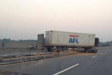 Container “cày nát” dải phân cách trên cao tốc Hà Nội – Lào Cai