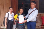 Cán bộ trèo đèo, vượt sông đến với dân ở bản biệt lập nơi biên giới