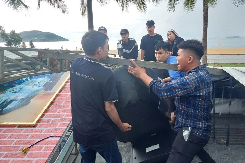 Mưa gió lớn kéo sập nhiều gian hàng hội chợ bên biển Quy Nhơn - 2 Mưa gió lớn kéo sập nhiều gian hàng hội chợ bên biển Quy Nhơn - 2