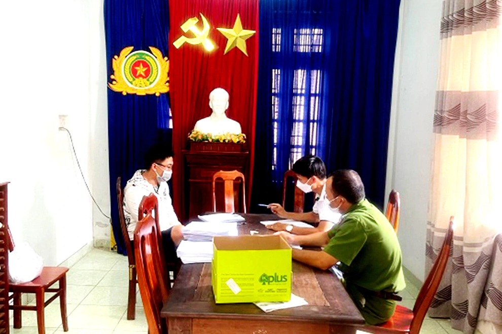 Phát hiện đường dây mua bán giấy tờ giả quy mô lớn, qua Zalo, Facebook - 1 Phát hiện đường dây mua bán giấy tờ giả quy mô lớn, qua Zalo, Facebook - 1