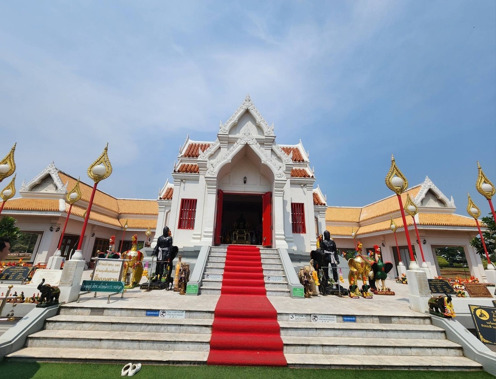 Lạ lùng ngôi đền có hàng nghìn tượng gà xếp dọc lối đi ở Thái Lan - 2 Lạ lùng ngôi đền có hàng nghìn tượng gà xếp dọc lối đi ở Thái Lan - 2