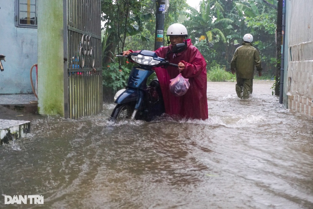 Người dân Đà Nẵng chật vật đưa xe thoát biển nước trên phố - 3 Người dân Đà Nẵng chật vật đưa xe thoát biển nước trên phố - 3