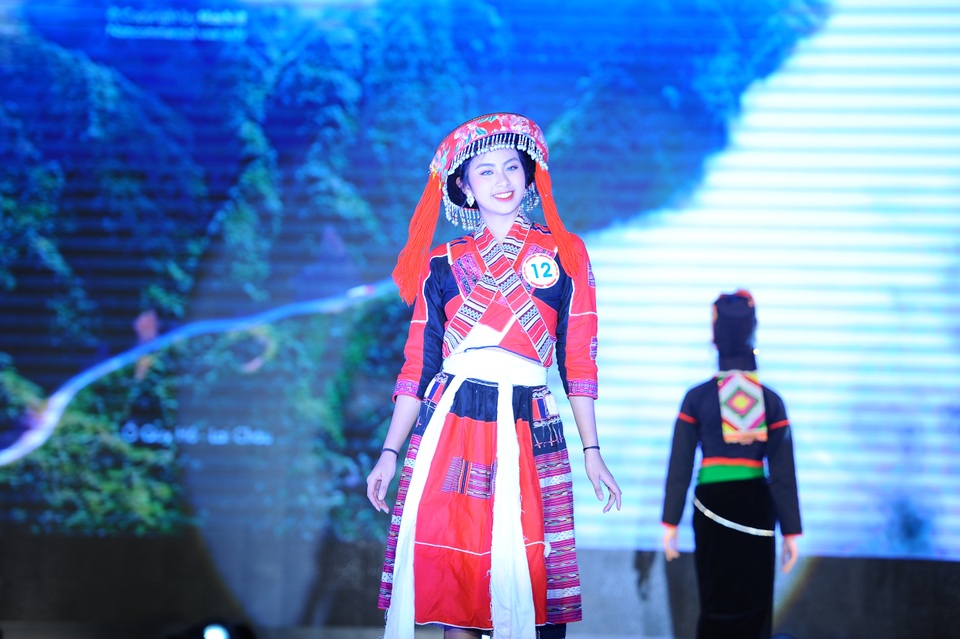 Độc đáo cuộc thi hoa khôi hội tụ trang phục truyền thống các dân tộc thiểu số - 7 Độc đáo cuộc thi hoa khôi hội tụ trang phục truyền thống các dân tộc thiểu số - 7