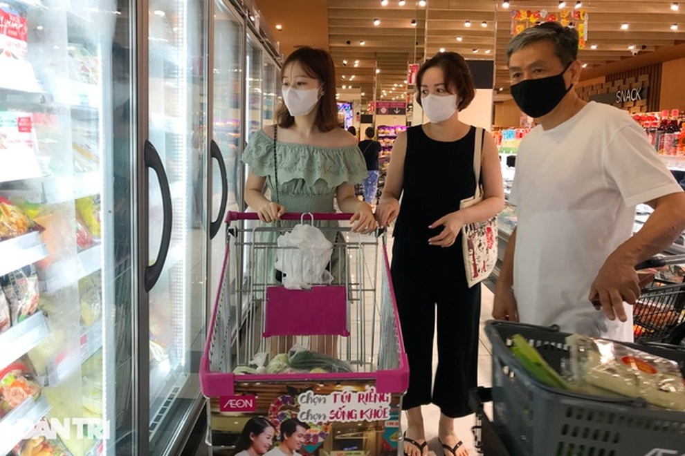 Chưa tới 21h, quầy rau, thịt tại một số siêu thị Hà Nội đã hết hàng - 7 Chưa tới 21h, quầy rau, thịt tại một số siêu thị Hà Nội đã hết hàng - 7