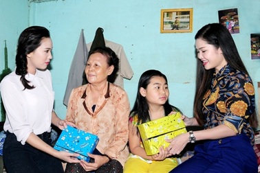 Hoa khôi, Nam vương HSSV Cần Thơ "rủ nhau" đi thăm học sinh nghèo