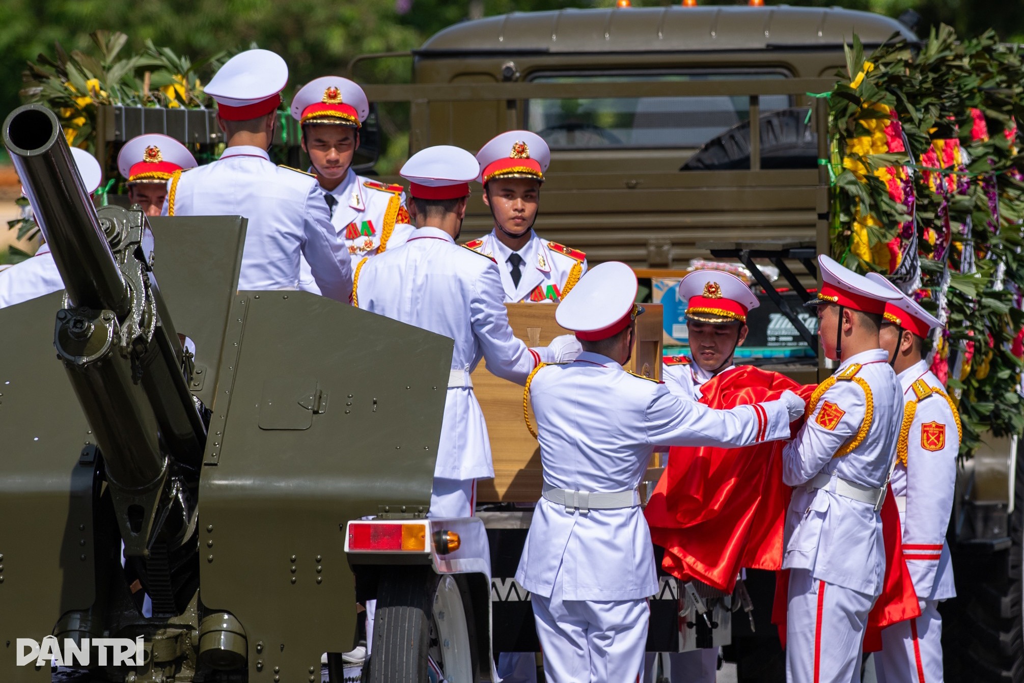 View - Hình ảnh đoàn xe đưa linh cữu Tổng Bí thư Nguyễn Phú Trọng di chuyển trên đường phố Hà Nội | Báo Dân trí