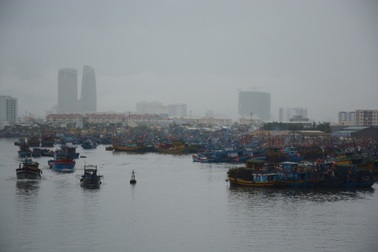 Miền Trung: Nhiều tàu bị chìm và mắc cạn