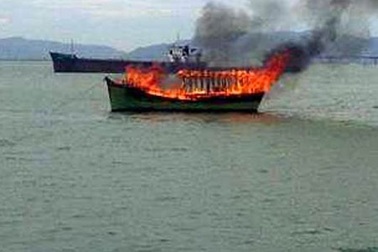 Tàu cứu hộ bốc cháy đùng đùng khi đang neo đậu