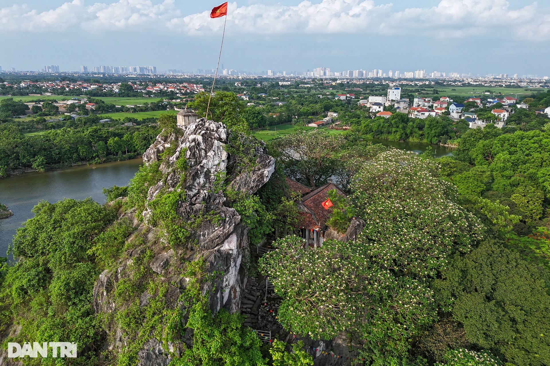 Ngôi chùa cổ nằm chênh vênh trên đỉnh núi suốt 6 thế kỷ ở Hà Nội - 1 Ngôi chùa cổ nằm chênh vênh trên đỉnh núi suốt 6 thế kỷ ở Hà Nội - 1