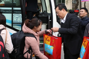 Tặng quà và hỗ trợ vé xe về Tết cho sinh viên