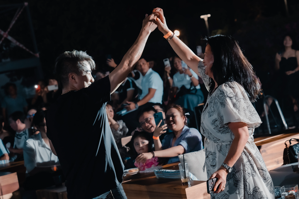 Đàm Vĩnh Hưng vã mồ hôi khi liên tục hát, nhảy cùng khán giả - 3 Đàm Vĩnh Hưng vã mồ hôi khi liên tục hát, nhảy cùng khán giả - 3