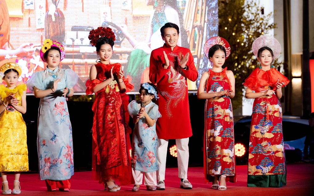 Diễn viên Hồ Quang Mẫn trình diễn thời trang cùng con gái - 3