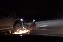 Tài xế lái ô tô say xỉn kéo lê xe máy tóe lửa trên đường