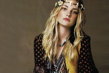 Trẻ trung Caroline Trentini