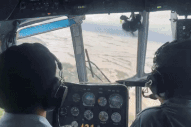 2 trực thăng của không quân thả 4 tấn hàng cứu trợ người dân Phú Yên