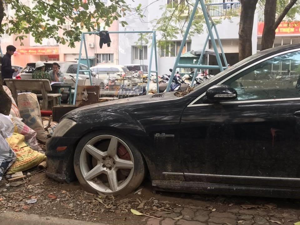 Xót xa nhìn loạt xe Mercedes-Benz đắt đỏ bị vứt xó ở Hà Nội - 2 Xót xa nhìn loạt xe Mercedes-Benz đắt đỏ bị vứt xó ở Hà Nội - 2