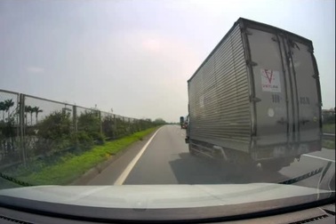 "Đè" xe tải bất thành, xe khách gặp ngay cảnh sát giao thông