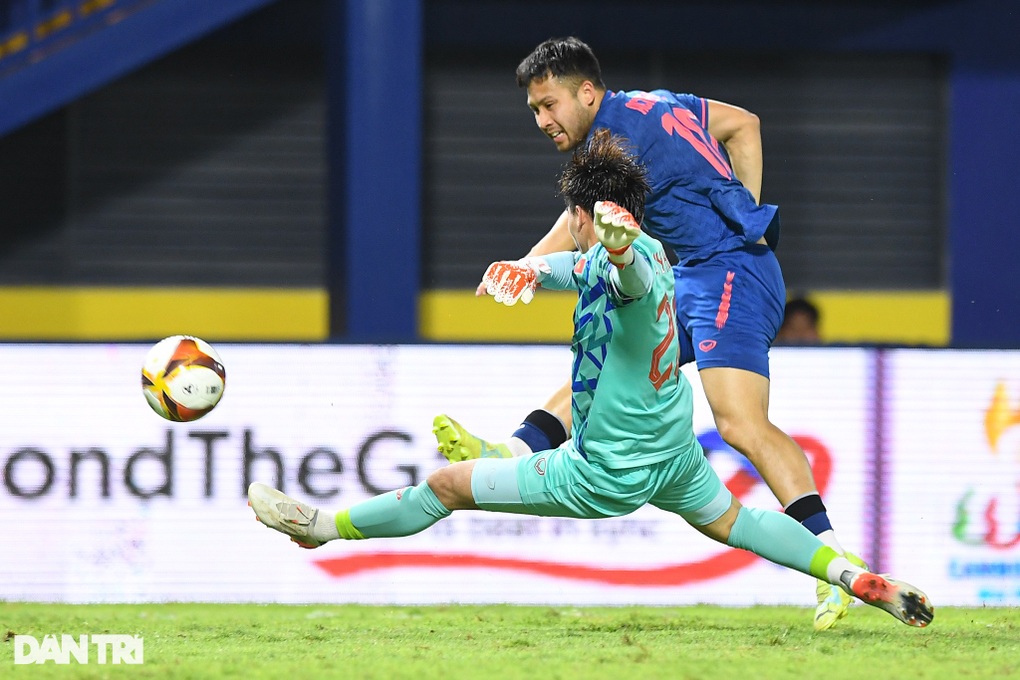 HLV Troussier: Chúng tôi để thủng lưới quá sớm - 3