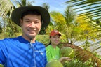 Tiết Cương làm bố ở tuổi 52, bỏ phố về quê cùng vợ kém 26 tuổi ở nhà cấp 4