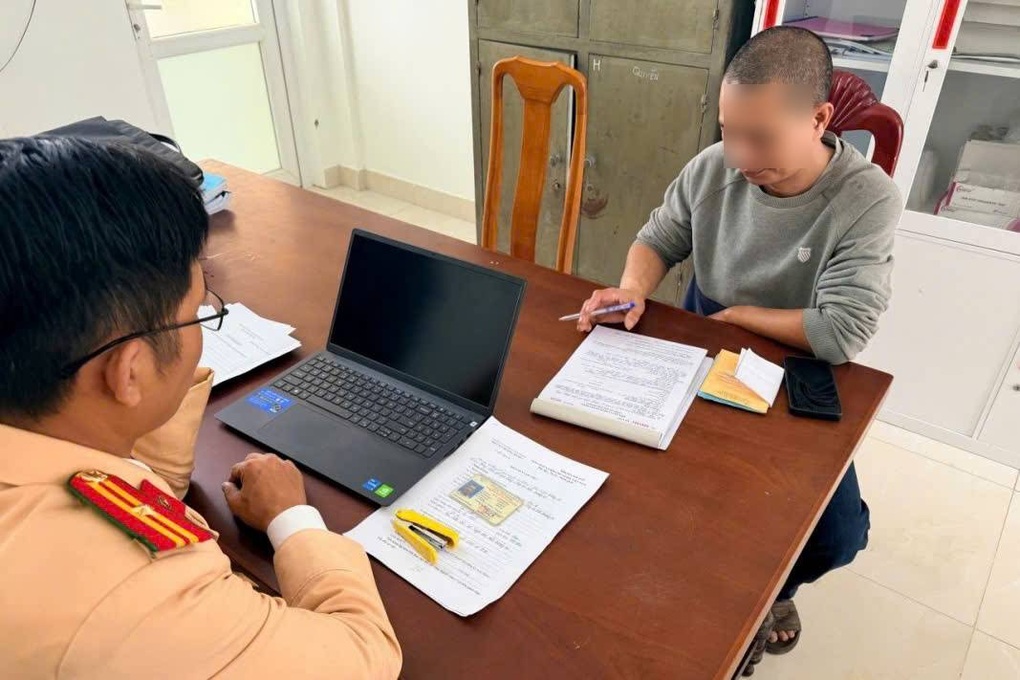 Người dân ghi hình ô tô khách đi ngược chiều, tài xế bị phạt 19 triệu đồng - 2 Người dân ghi hình ô tô khách đi ngược chiều, tài xế bị phạt 19 triệu đồng - 2