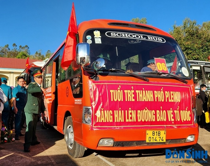 Thanh niên thành phố Pleiku lên đường nhập ngũ