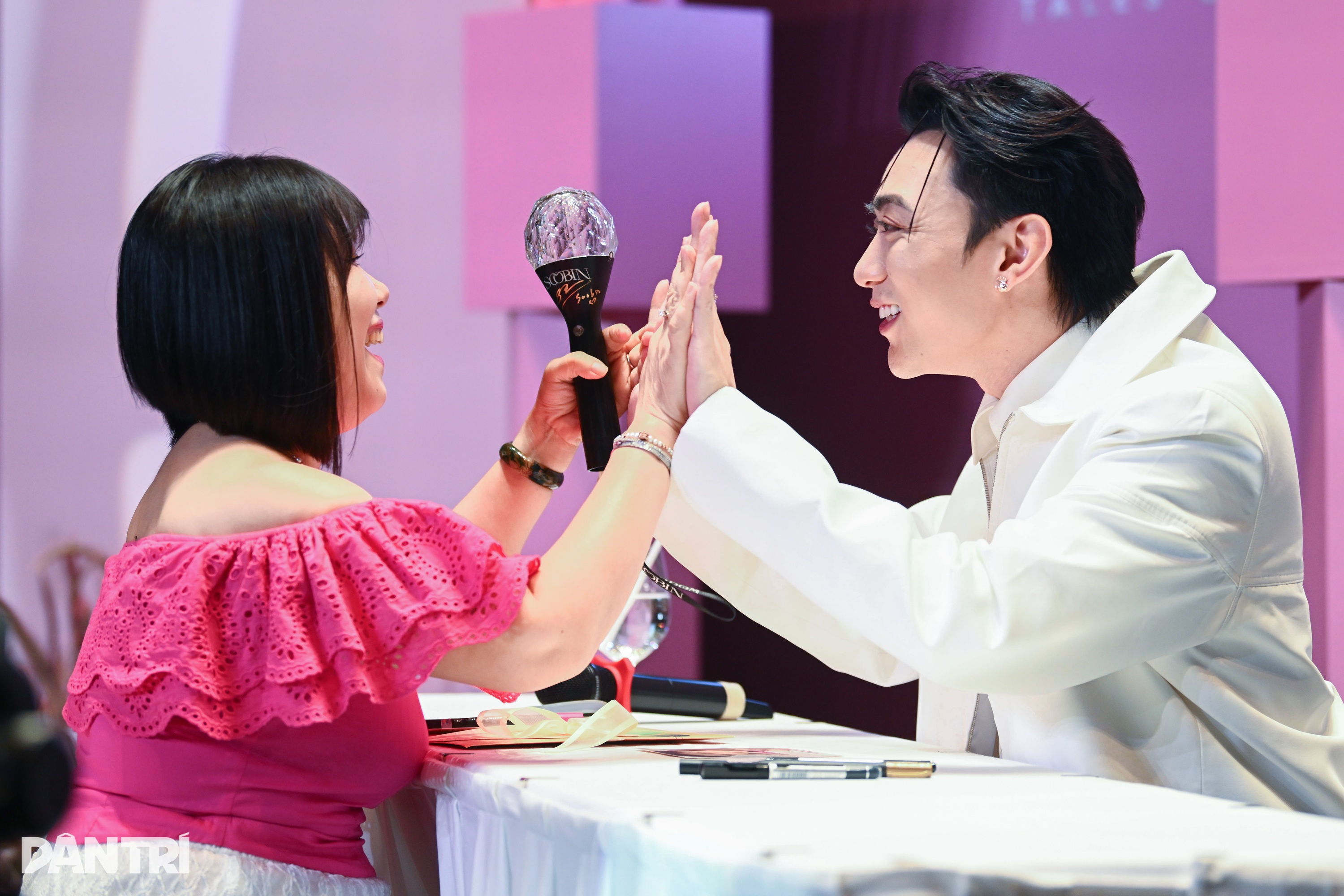 SOOBIN hóa hoàng tử áo trắng đeo trang sức cho khán giả nữ - 4