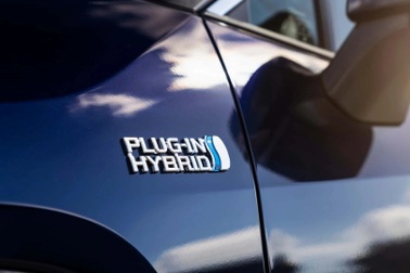 Xe hybrid sạc điện có thể không "sạch" như các hãng công bố