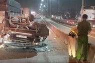 3 người thoát chết sau vụ lật ô tô trên dốc cầu ở TPHCM