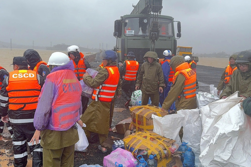 Bộ trưởng Công an điều lực lượng đi hỗ trợ bà con vùng lũ - 1