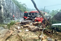 Hiện trường vụ đá lăn đè xe khách ở Khánh Hòa khiến 6 người tử vong