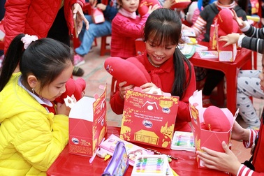 Tết đoàn viên: Mùa xuân cho ông bà, bài học cho trẻ nhỏ