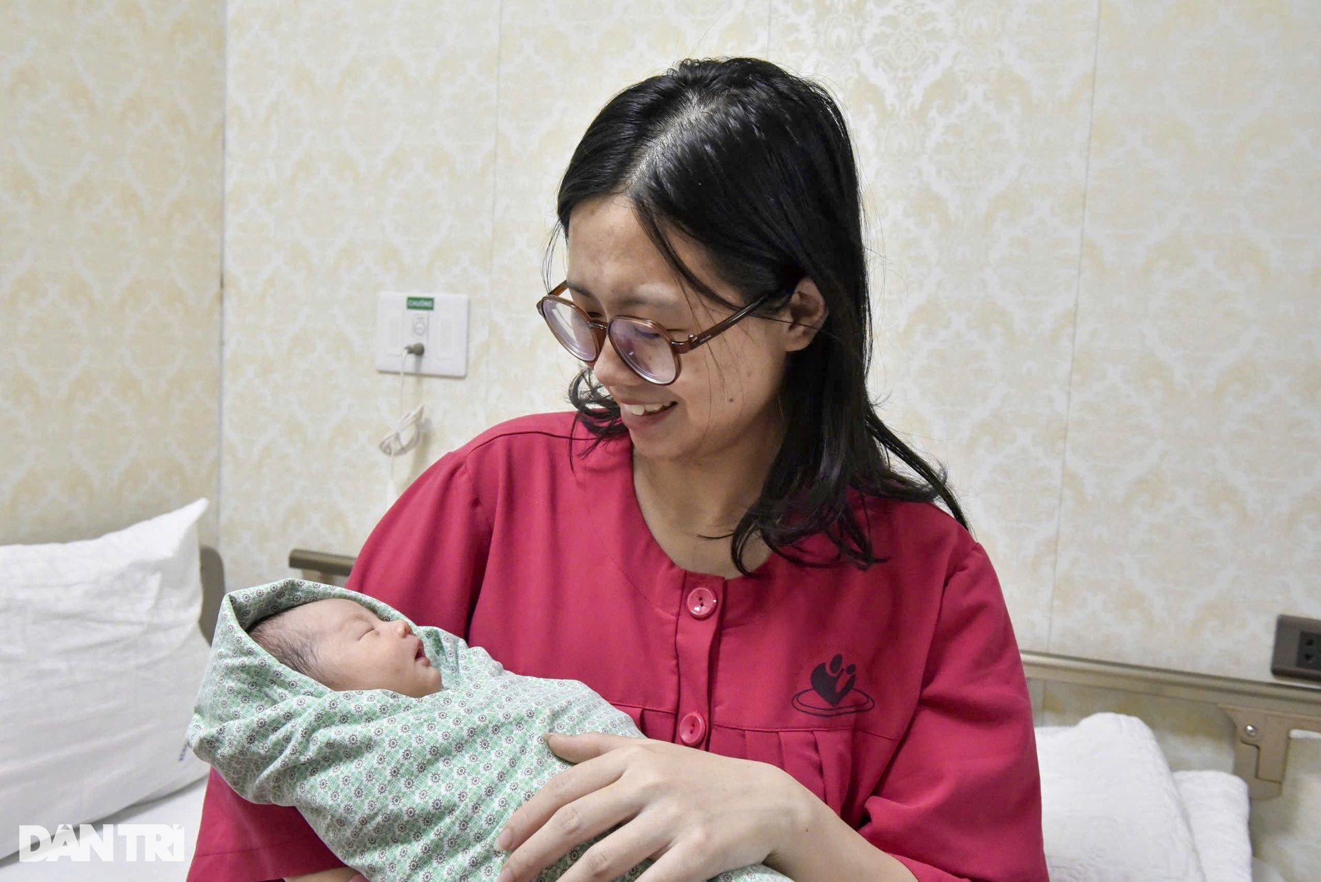 Xuyên đêm đón những công dân 2025 Việt Nam đầu tiên - 10 Xuyên đêm đón những công dân 2025 Việt Nam đầu tiên - 10