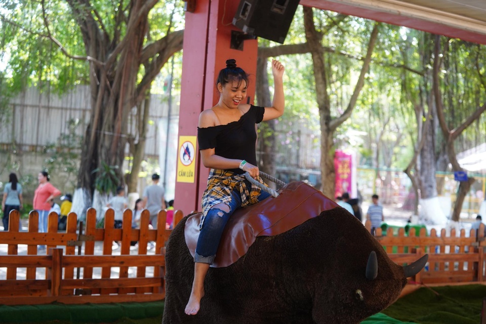 Mùng 3 Tết vào công viên tránh... nóng - 5 Mùng 3 Tết vào công viên tránh... nóng - 5
