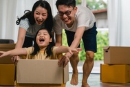 Vừa đề nghị ly hôn, vợ chồng tôi bật khóc trước câu nói của con gái nhỏ
