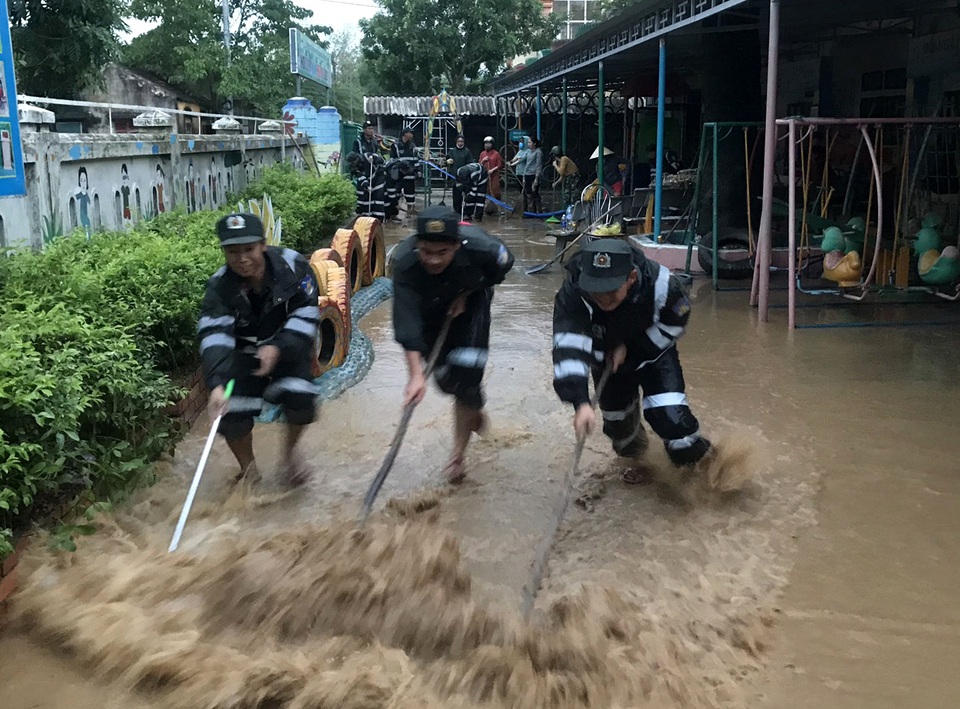 Cảnh sát cơ động căng mình giúp dân dọn lũ - 6 Cảnh sát cơ động căng mình giúp dân dọn lũ - 6