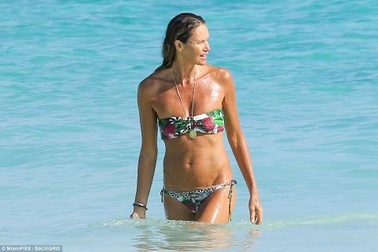 53 tuổi, siêu mẫu Elle MacPherson vẫn sở hữu thân hình đẹp đáng kinh ngạc