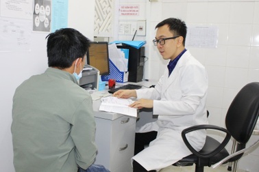 Quan hệ với bạn trai, nam thanh niên nhiễm giang mai thể hiếm