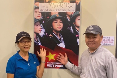 Cô gái TPHCM đi diễu binh 2/9, được bố mẹ rửa hình treo khắp quán cà phê