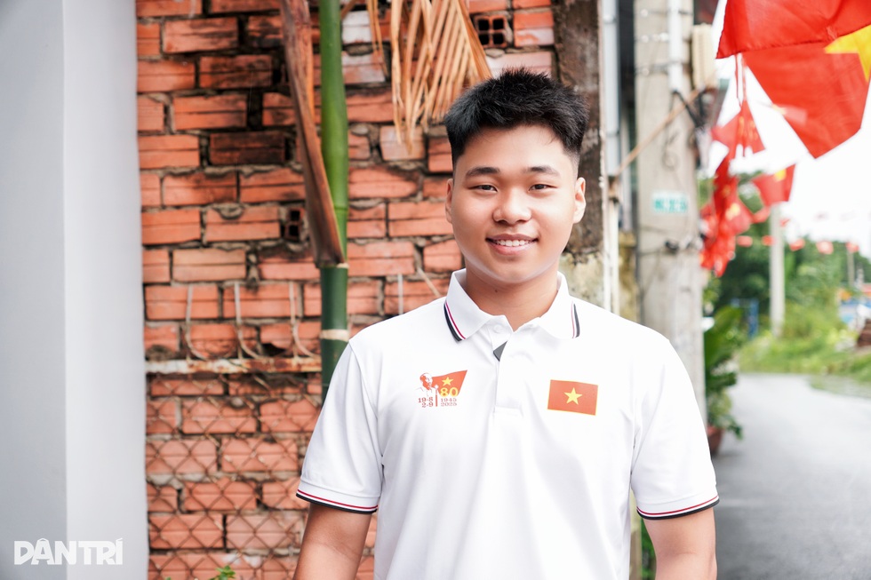 Nam sinh gây sốt nhờ giọng hiếm, hát nhạc đỏ được ví với NSND Trung Đức - 3 Nam sinh gây sốt nhờ giọng hiếm, hát nhạc đỏ được ví với NSND Trung Đức - 3