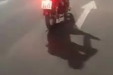 Clip nam thanh niên lái xe bằng chân ở Đà Nẵng