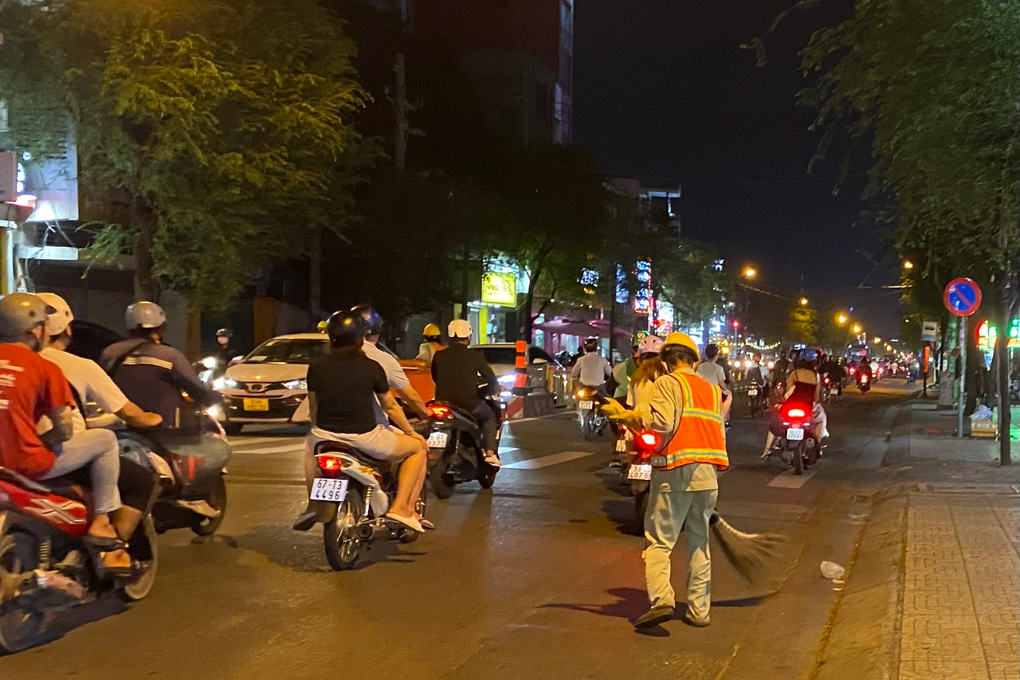Mùa mưa, công nhân vừa quét rác vừa... cầu nguyện - 1 Mùa mưa, công nhân vừa quét rác vừa... cầu nguyện - 1