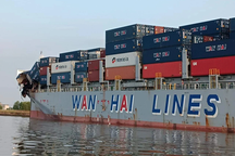 Sà lan va chạm tàu hàng ở TPHCM, 9 thùng container rơi xuống sông